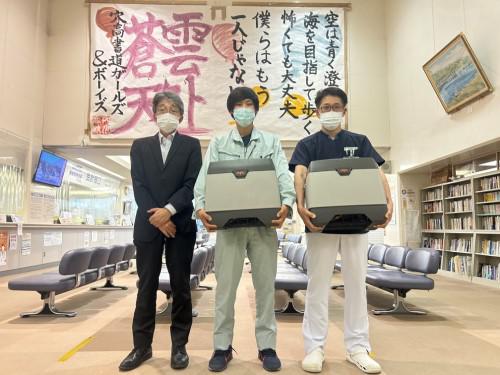 公立穴水総合病院の職員の皆様（右、中央）と当社社員(左)