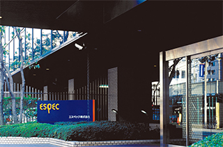 写真：エスペック株式会社に社名変更。