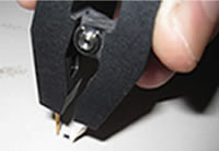 Photo: The tip of the contact clip is a tweezer-style electrode. Hold the contact clip downward to pick up a part.