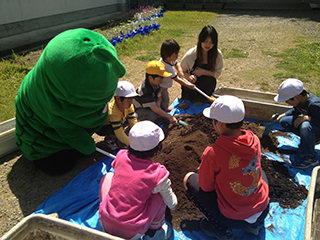 下六人部小学校での「みどりのカーテン植え付け出張講座」