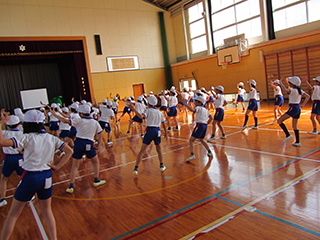 遷喬小学校での「みどりのカーテン植え付け出張講座」