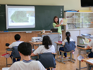 気仙沼市立唐桑小学校での「みどりのカーテン植え付け出張講座」