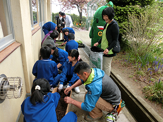 気仙沼市立小原木小学校での「みどりのカーテン植え付け出張講座」