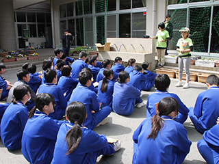 気仙沼市立小原木中学校での「みどりのカーテン植え付け出張講座」