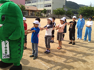 上川口小学校での「みどりのカーテン植え付け出張講座」