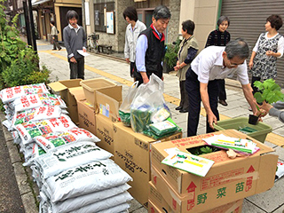 商店街の方達もみどりのカーテン