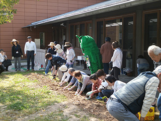 参加者の方の植え付け体験