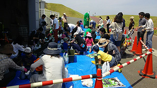 家族みんなでゴーヤ苗の植え付け体験！