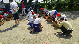 みんなで協力して土を混ぜたよ