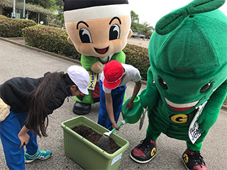 植え付け前に水を土に与えておきます