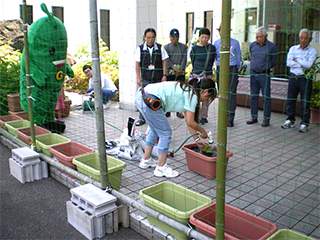 植え付け方法の説明中