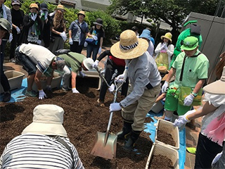 植え付け用の土を準備中