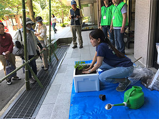 植え付け方法のデモンストレーション