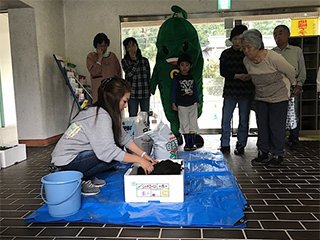 土づくりの実演中