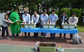 役員のみなさまの苗植え