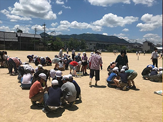 全員での土づくり風景