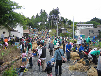 写真：地域の方々との植樹の様子