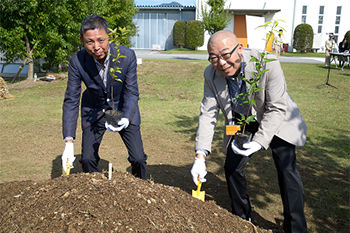 写真：森の防潮堤協会 日置理事長（右）と社長（左）による植樹