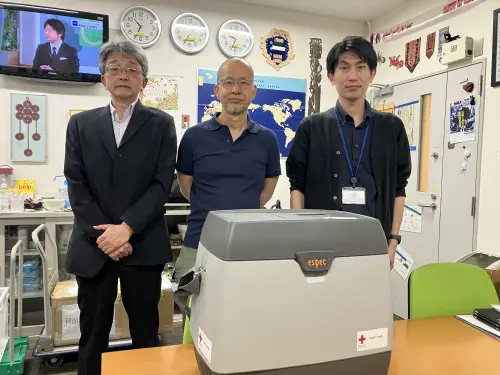 国際医療救援部のみなさまと当社社員（左）