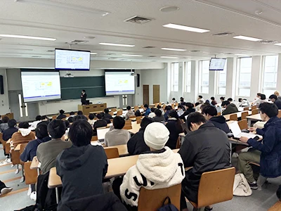 熱心に耳を傾ける学生のみなさん