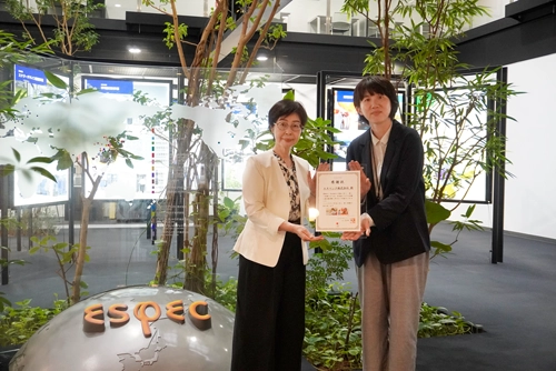 特定非営利活動法人ジャパンハート 理事長 吉岡春菜様（右）、当社取締役 執行役員 西谷淳子（左）の画像