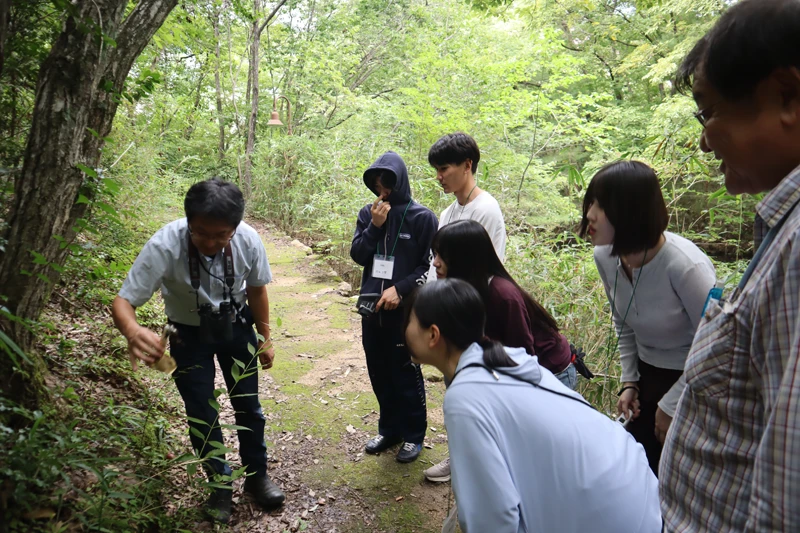 熱心に観察する学生たちの画像