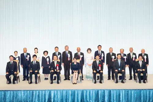 第20回みどりの式典（写真提供：内閣府）当社社長は、後列左から6番目