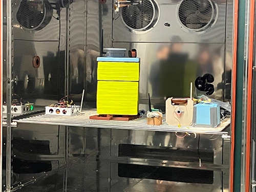 試験装置にセットされた気球に内蔵する機器など