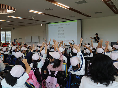 特別授業　講師からの質問にたくさん手が挙がりました