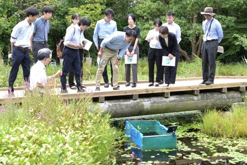 希望者を対象にビオトープを案内池に生息する生き物を観察いただきました
