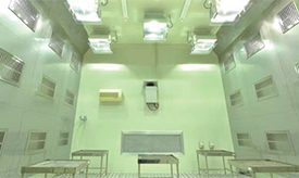写真：人工光型 環境調節実験室